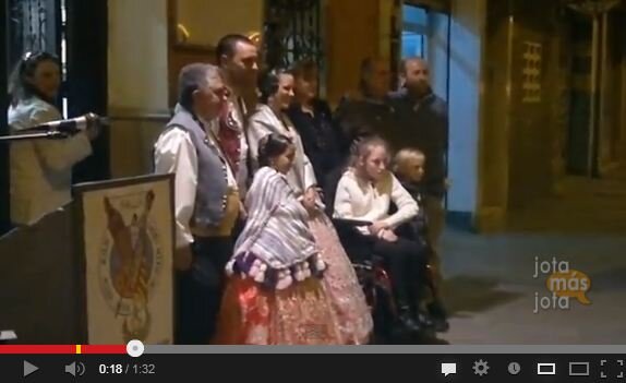 La falla Actor Mora – Av. Constitución inaugura su calle en un emotivo homenaje