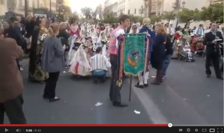 Ofrenda de flores fallas de Valencia  2013. Qué es mueve antes de la ofrenda