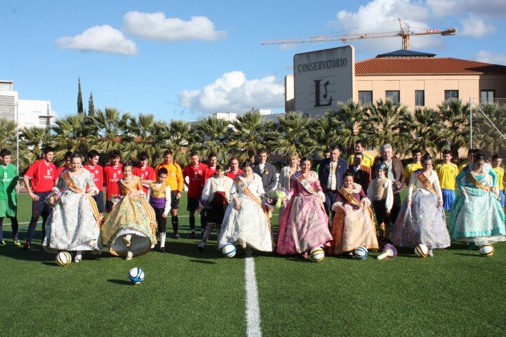 Besamanos en honor a la patrona, dansaes y exposició del ninot copan la agenda fallera en Turís