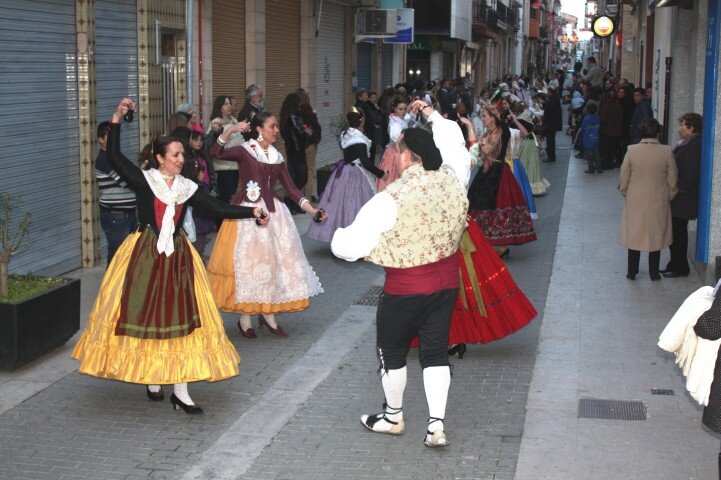 Besamanos en honor a la patrona, dansaes y exposició del ninot copan la agenda fallera en Turís