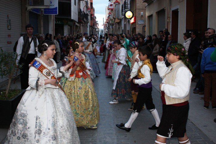 Besamanos en honor a la patrona, dansaes y exposició del ninot copan la agenda fallera en Turís