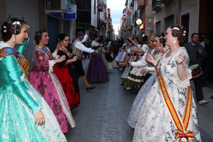 Besamanos en honor a la patrona, dansaes y exposició del ninot copan la agenda fallera en Turís