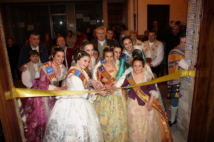 Besamanos en honor a la patrona, dansaes y exposició del ninot copan la agenda fallera en Turís