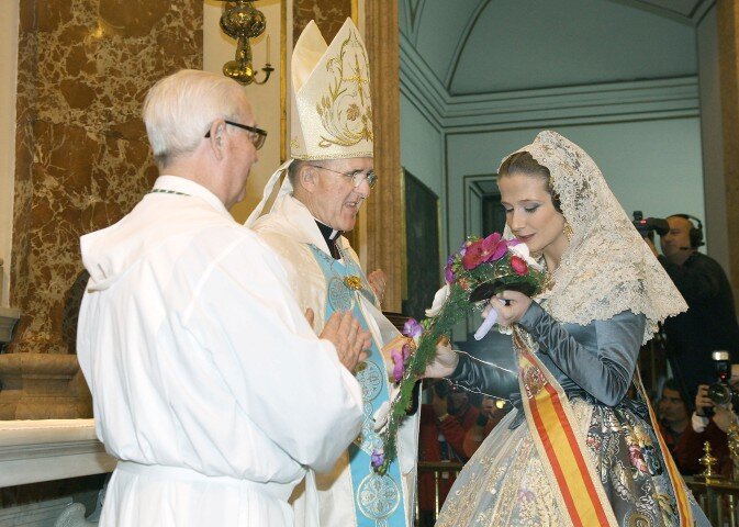 Más de cien mil personas participan en la ofrenda fallera de flores a la Virgen de los Desamparados