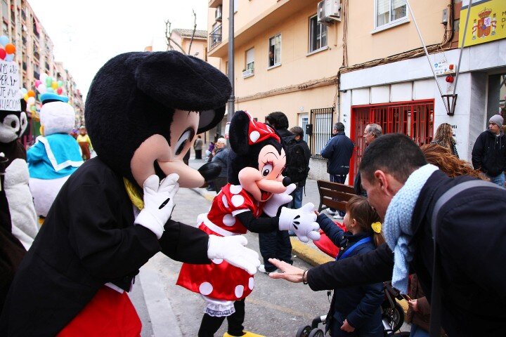 El humor de las Fallas abarrota el centro de Paterna con su crítica social, política y económica
