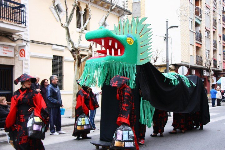 El humor de las Fallas abarrota el centro de Paterna con su crítica social, política y económica