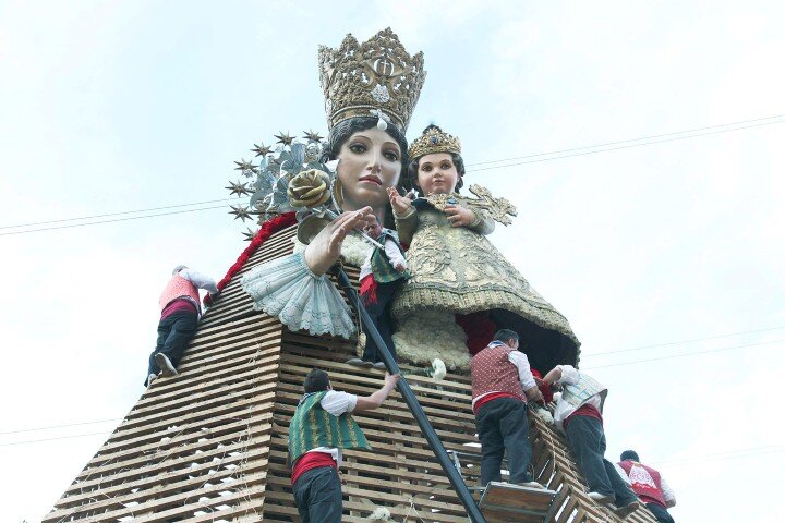 Más de cien mil personas participan hoy y mañana en la ofrenda fallera de flores a la Virgen de los Desamparados