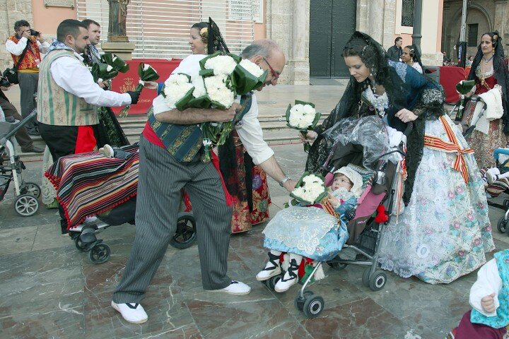 Más de cien mil personas participan hoy y mañana en la ofrenda fallera de flores a la Virgen de los Desamparados