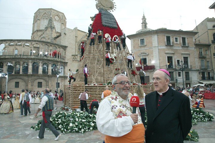Más de cien mil personas participan hoy y mañana en la ofrenda fallera de flores a la Virgen de los Desamparados
