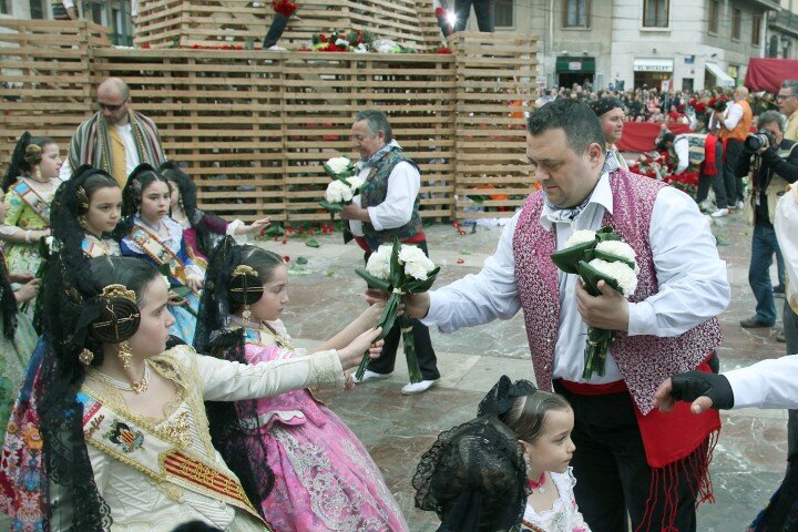 Más de cien mil personas participan hoy y mañana en la ofrenda fallera de flores a la Virgen de los Desamparados