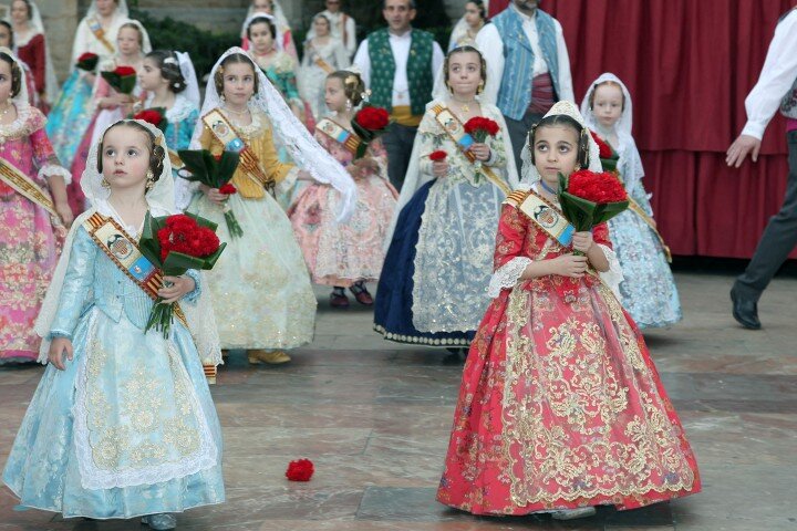 Más de cien mil personas participan hoy y mañana en la ofrenda fallera de flores a la Virgen de los Desamparados