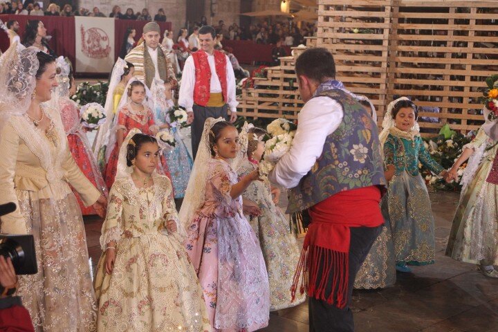 Más de cien mil personas participan en la ofrenda fallera de flores a la Virgen de los Desamparados
