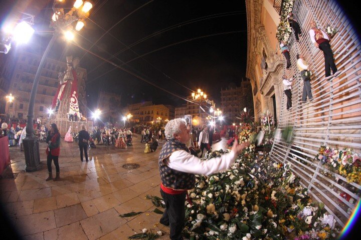 Más de cien mil personas participan en la ofrenda fallera de flores a la Virgen de los Desamparados