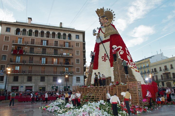 Más de cien mil personas participan en la ofrenda fallera de flores a la Virgen de los Desamparados