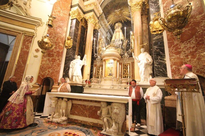 Más de cien mil personas participan en la ofrenda fallera de flores a la Virgen de los Desamparados