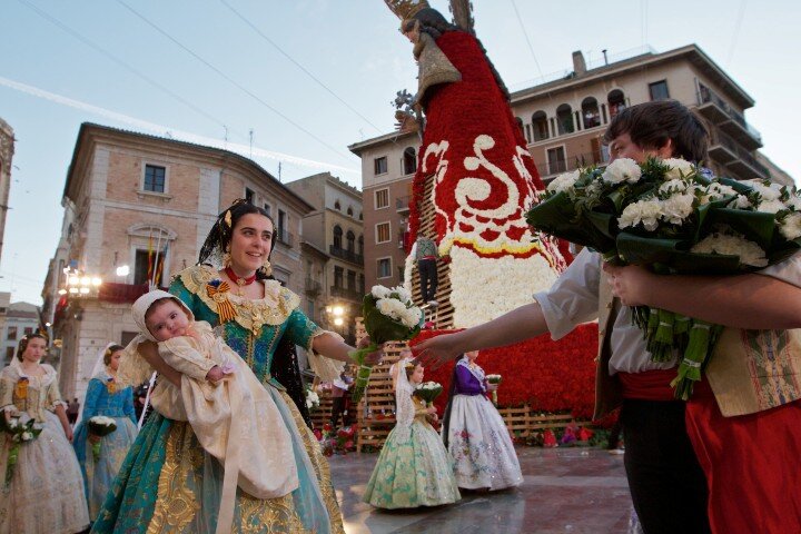 Más de cien mil personas participan en la ofrenda fallera de flores a la Virgen de los Desamparados