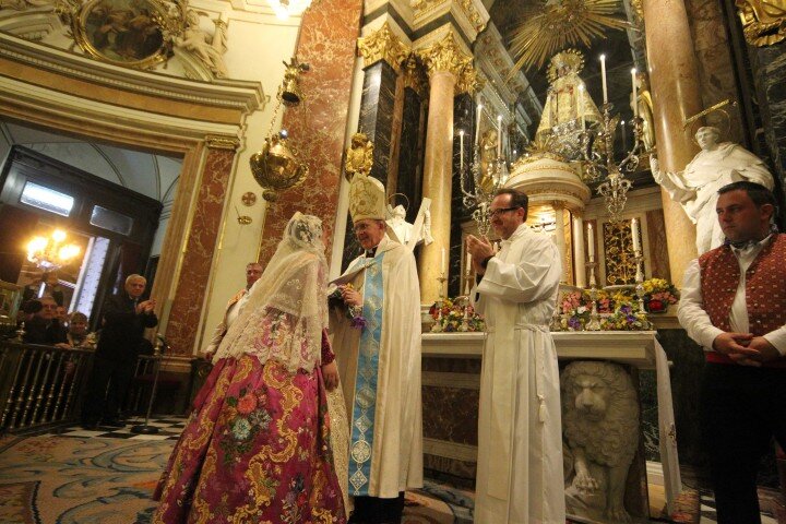 Más de cien mil personas participan en la ofrenda fallera de flores a la Virgen de los Desamparados