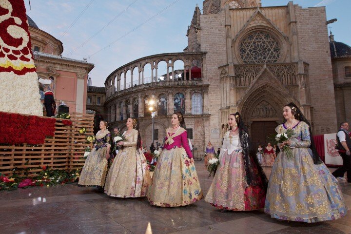 Más de cien mil personas participan en la ofrenda fallera de flores a la Virgen de los Desamparados