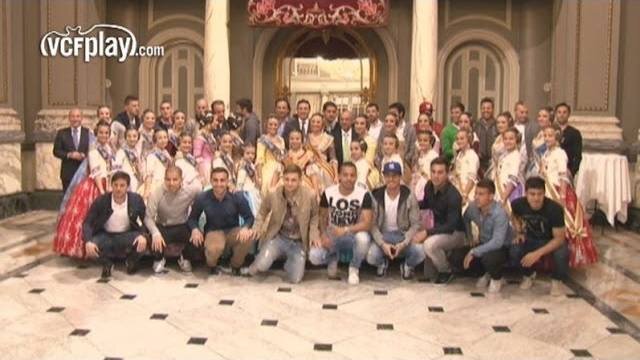 El vídeo Valencia CF: El equipo disfruta de la mascletà en el balcón del Ayuntamiento.