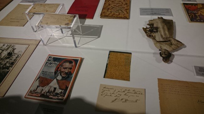 Rafael Solaz presentó su exposición ‘Falles de cartó’ junto a las Falleras Mayores