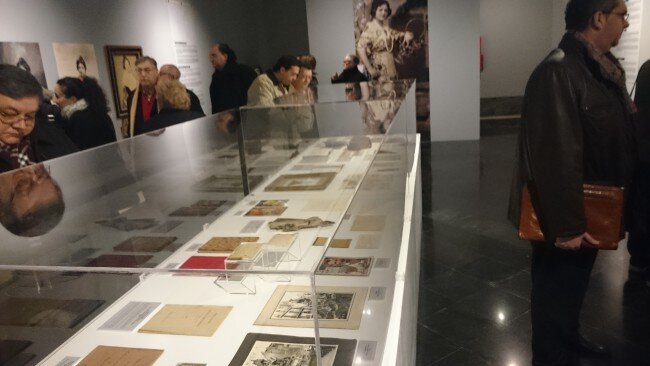 Rafael Solaz presentó su exposición ‘Falles de cartó’ junto a las Falleras Mayores