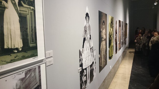 Rafael Solaz presentó su exposición ‘Falles de cartó’ junto a las Falleras Mayores