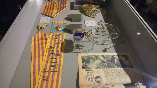 Rafael Solaz presentó su exposición ‘Falles de cartó’ junto a las Falleras Mayores