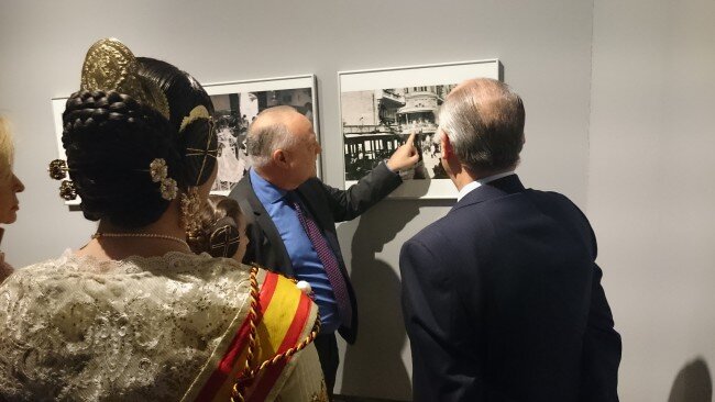 Rafael Solaz presentó su exposición ‘Falles de cartó’ junto a las Falleras Mayores