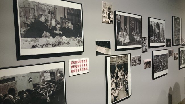 Rafael Solaz presentó su exposición ‘Falles de cartó’ junto a las Falleras Mayores