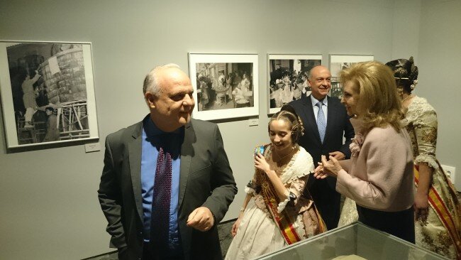 Rafael Solaz presentó su exposición ‘Falles de cartó’ junto a las Falleras Mayores