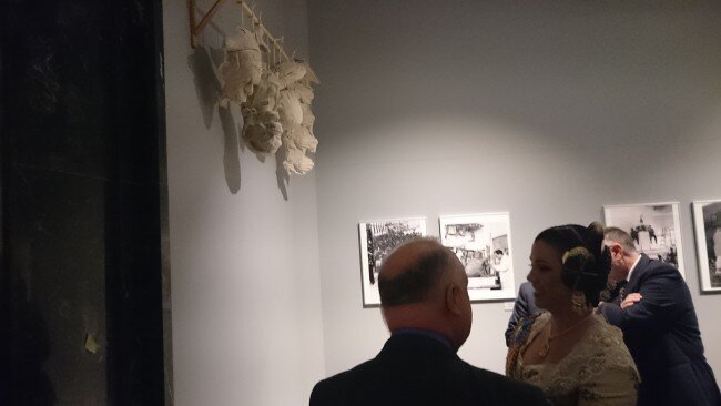 Rafael Solaz presentó su exposición ‘Falles de cartó’ junto a las Falleras Mayores