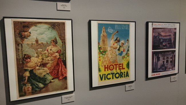 Rafael Solaz presentó su exposición ‘Falles de cartó’ junto a las Falleras Mayores