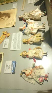 Rafael Solaz presentó su exposición ‘Falles de cartó’ junto a las Falleras Mayores