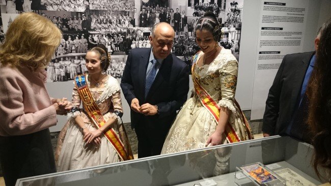 Rafael Solaz presentó su exposición ‘Falles de cartó’ junto a las Falleras Mayores