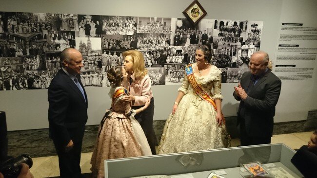 Rafael Solaz presentó su exposición ‘Falles de cartó’ junto a las Falleras Mayores
