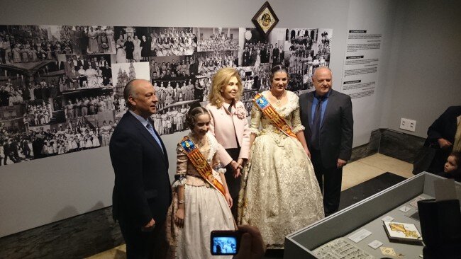 Rafael Solaz presentó su exposición ‘Falles de cartó’ junto a las Falleras Mayores