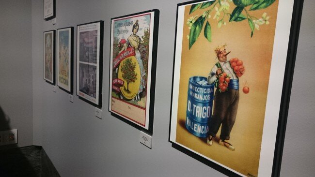 Rafael Solaz presentó su exposición ‘Falles de cartó’ junto a las Falleras Mayores