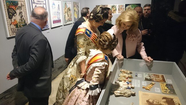 Rafael Solaz presentó su exposición ‘Falles de cartó’ junto a las Falleras Mayores