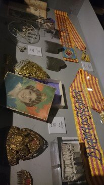 Rafael Solaz presentó su exposición ‘Falles de cartó’ junto a las Falleras Mayores