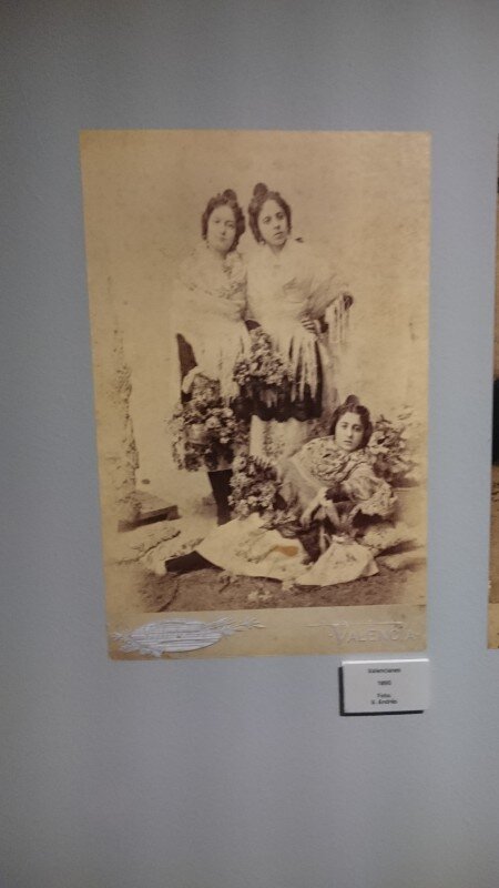 Rafael Solaz presentó su exposición ‘Falles de cartó’ junto a las Falleras Mayores