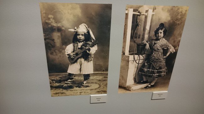 Rafael Solaz presentó su exposición ‘Falles de cartó’ junto a las Falleras Mayores