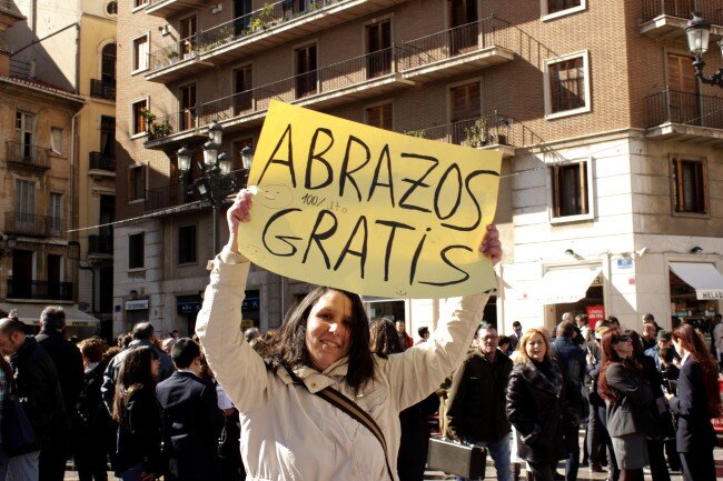 Impresionante galería fotográfica. Los Falleros dan la bienvenida a las Fallas de Valencia