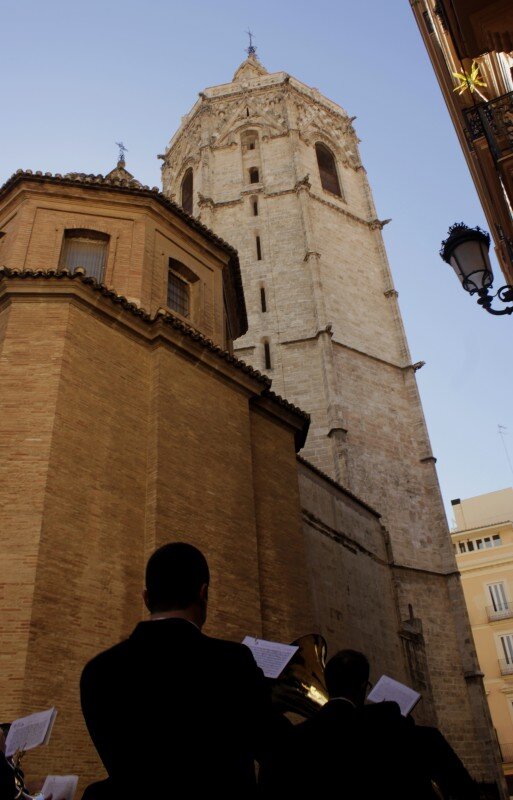 Impresionante galería fotográfica. Los Falleros dan la bienvenida a las Fallas de Valencia