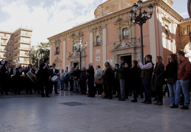 Impresionante galería fotográfica. Los Falleros dan la bienvenida a las Fallas de Valencia
