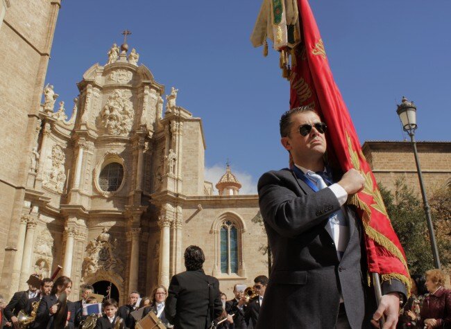 Impresionante galería fotográfica. Los Falleros dan la bienvenida a las Fallas de Valencia