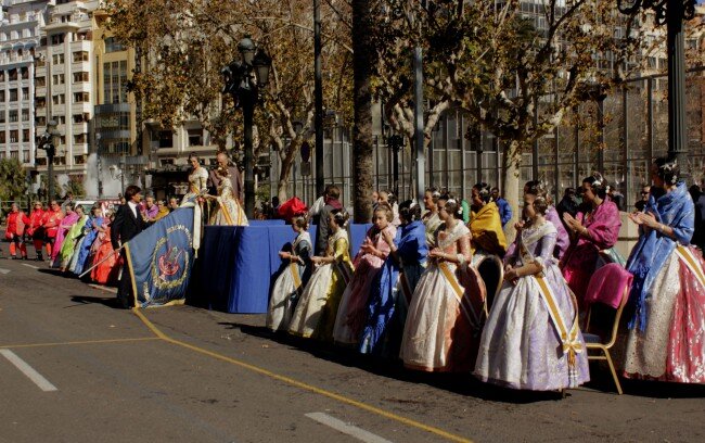 Impresionante galería fotográfica. Los Falleros dan la bienvenida a las Fallas de Valencia