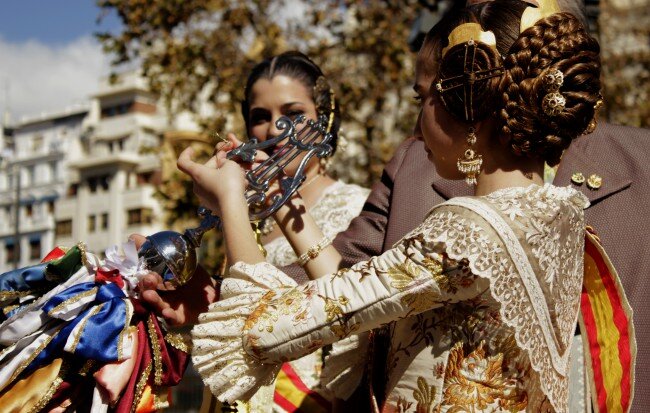 Impresionante galería fotográfica. Los Falleros dan la bienvenida a las Fallas de Valencia