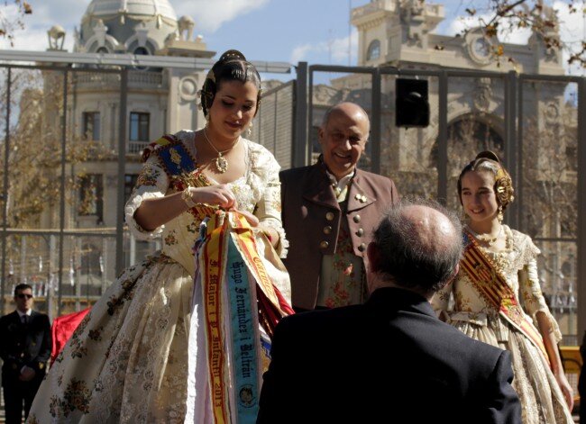 Impresionante galería fotográfica. Los Falleros dan la bienvenida a las Fallas de Valencia