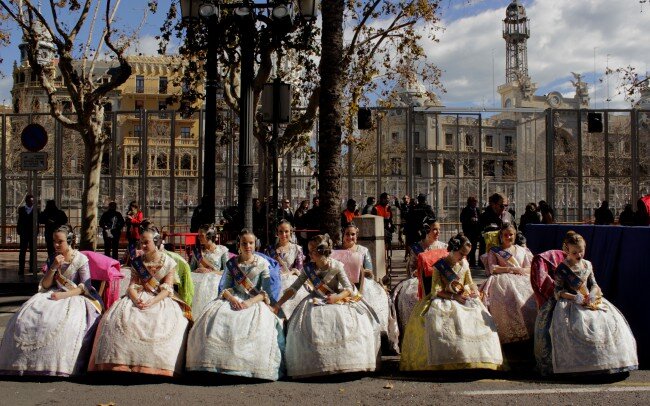 Impresionante galería fotográfica. Los Falleros dan la bienvenida a las Fallas de Valencia