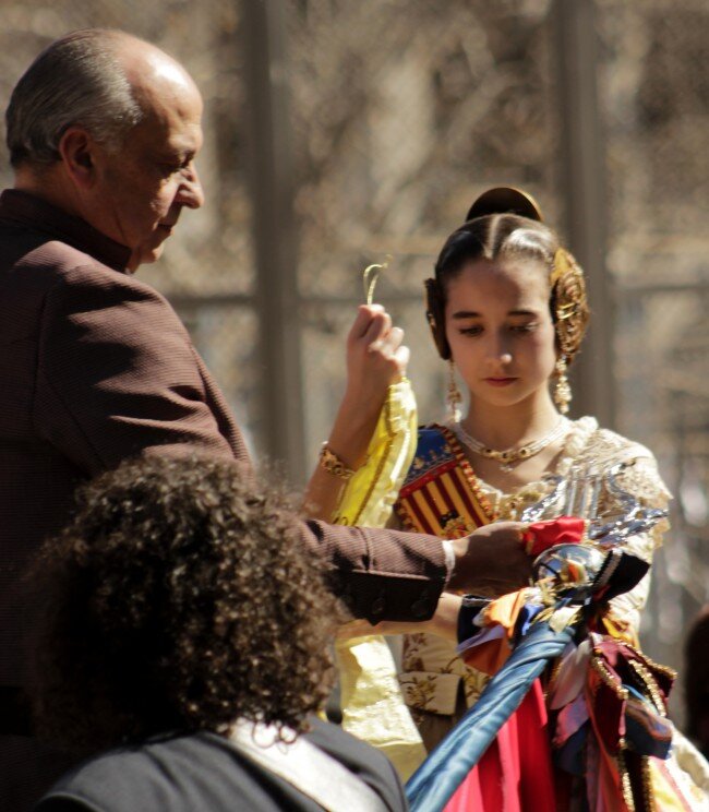 Impresionante galería fotográfica. Los Falleros dan la bienvenida a las Fallas de Valencia